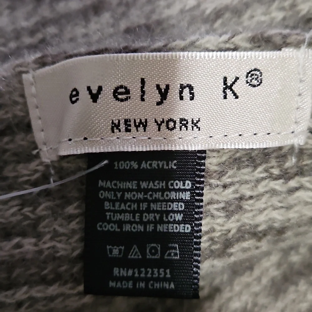 Elegant Gray Knit Scarf